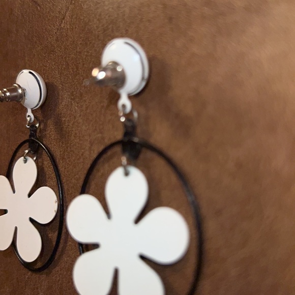 Black and White Metal Mod Retro Daisy Dangle Post & Clutch Earrings - Picture 12 of 13